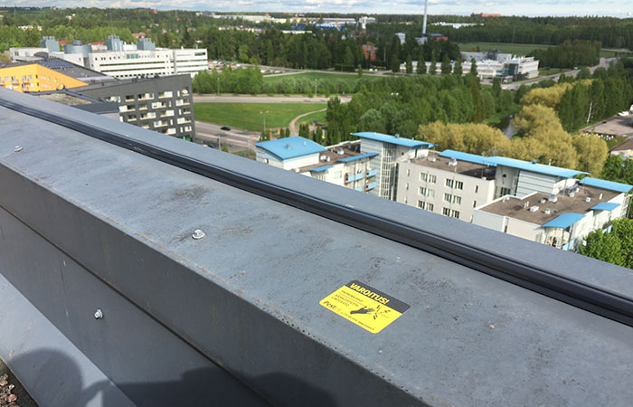 sähköpaimen katon reunalla